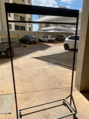 VENDO ARARA DE ROUPAS EM METALON