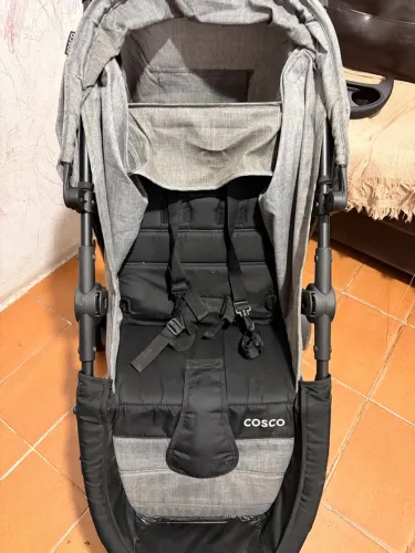 Carrinho de bebê com bebê conforto