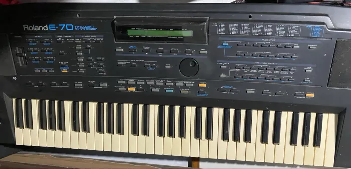 Sintetizador Roland E-70 - Com defeito