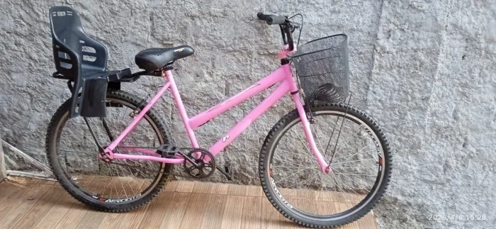 Bicicleta rosa, com cesta e banco para criança removível. Aro 26