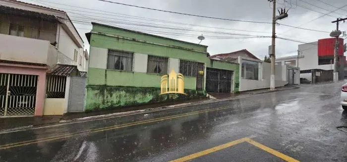 Imperdível casa à venda no Centro de Santo Antônio do Monte-MG: 4 quartos, 1 sala, 1 banhe