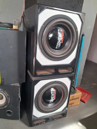2 caixas com  subwoofer auto falante de 12" de 350 rms da tormento novo