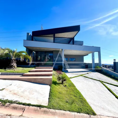 Casa dos Sonhos à Venda no Condomínio Terras de Santa Cruz - 3 Suítes e Piscina