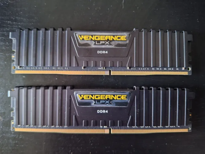 Memórias 16Gbs - DDR4 ( 2x Corsair Vengeance 8Gb DDR4 - 2400MHz)