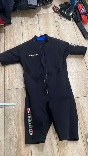 Roupa de Mergulho Short John (Preta com detalhes cinza/azul) - Mares