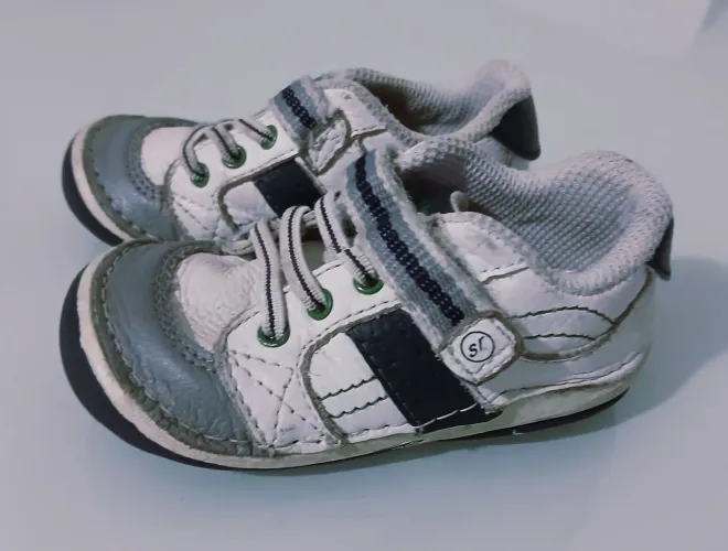 Vendo esse tenis infantil menino.. num 17/18 usado poucas vezes de  couro ótimo estado 