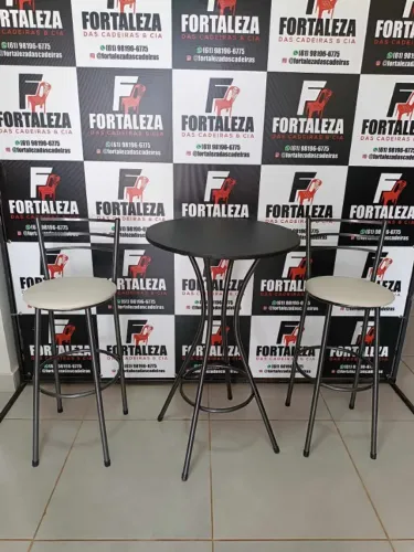 Jogo de mesa bistrô com banquetas de ferro