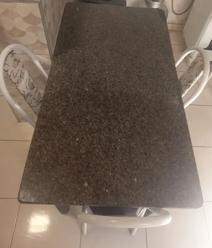 Vendo mesa de mármore com 3 cadeiras