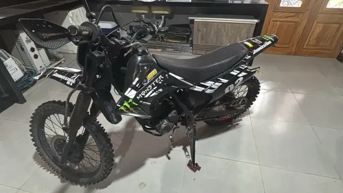 XR200 - moto trilha roupa de CRF