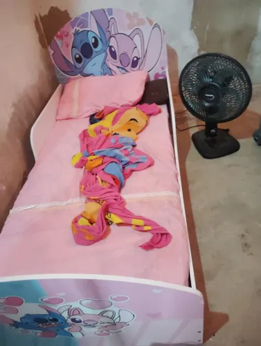 Cama infantil e ventilador