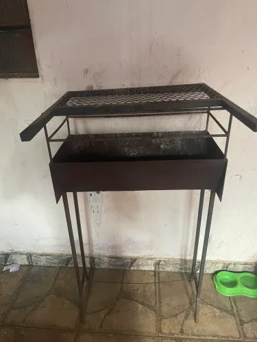 Vendo churrasqueira muito boa em chapa de ferro