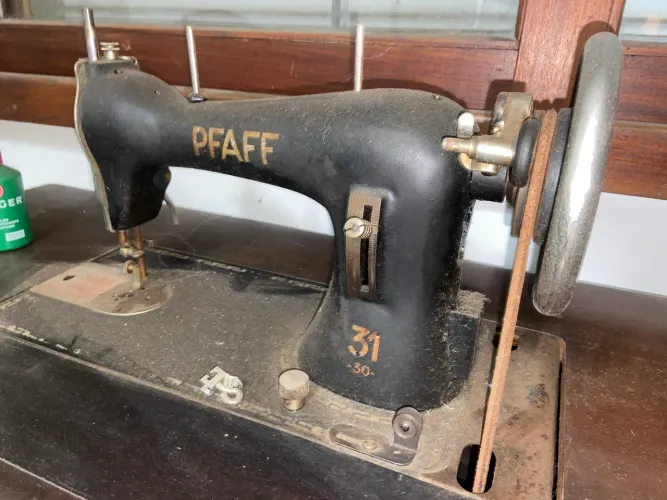 Maquina de Costura antiga PFAFF e Pedal