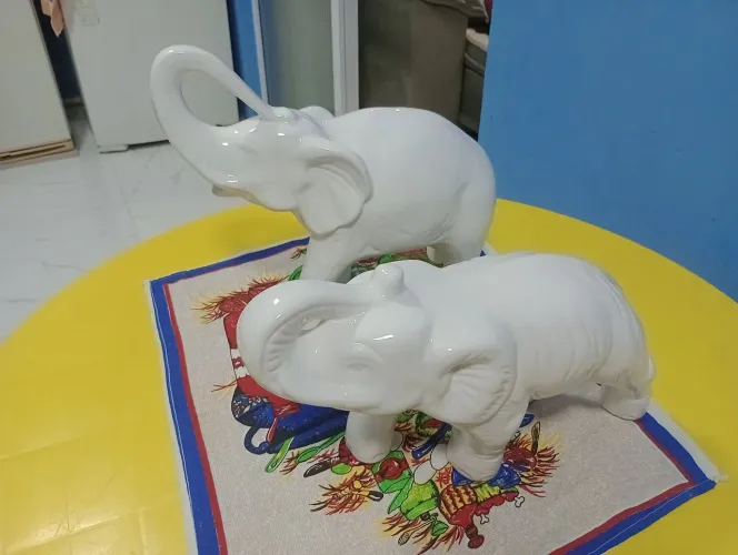 Elefante de porcelana branca