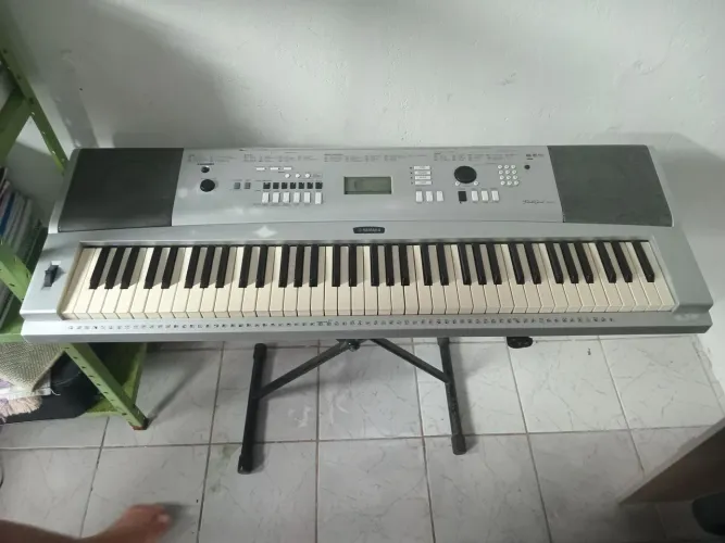 Piano de 75 teclas da marca Yamaha