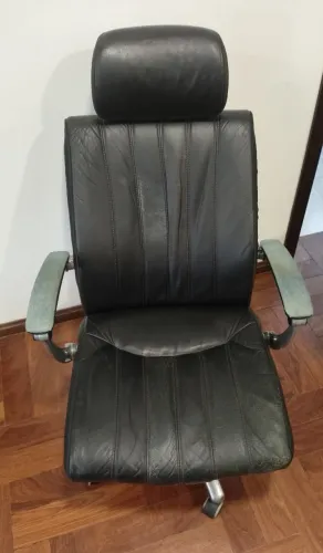 Cadeira executiva exclusiva em couro com encosto alto