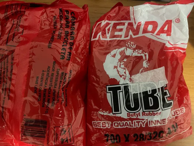 2 câmaras de ar Kenda Bico Grosso Válvula americana