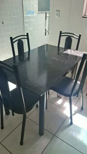 Mesa  com 4 cadeiras, semi nova, ótimo estado