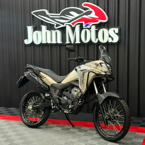 HONDA/XRE 300 SAHARA ADVENTURE 2025 na cor bege, com apenas 1.049 kms