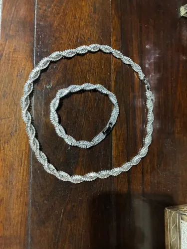 Conjunto gargantilha + pulseira.
