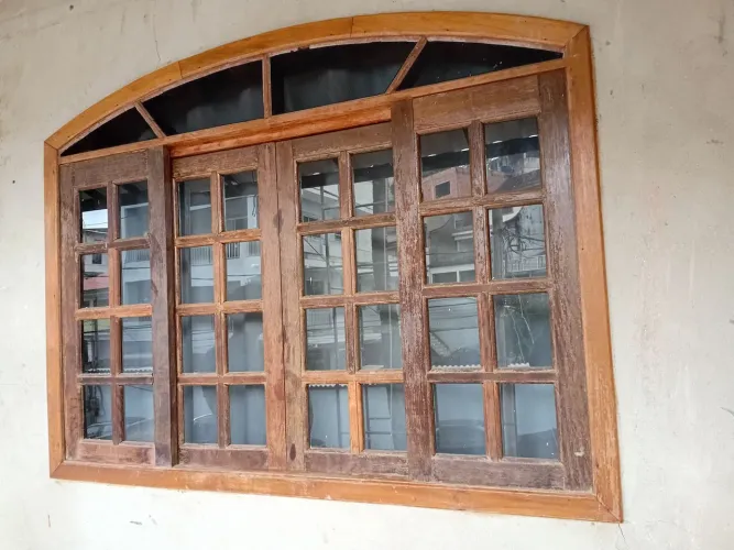 Janela colonial com vidro fumê
