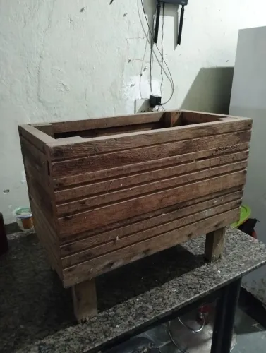 Vaso de madeira maciça