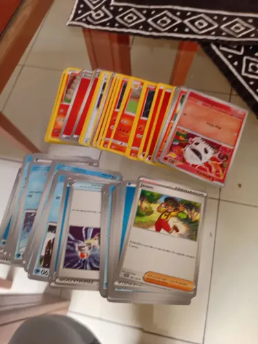 Baralho de pokemon água e fogo e carta rara de brinde.