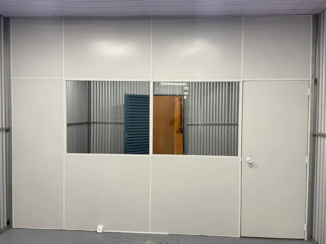 Divisorias em Elcatex + Porta e 2 vidros