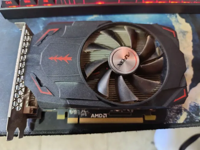 Placa de Vídeo Afox Radeon RX 550 4GB Graffiti Series GDDR5 semi nova