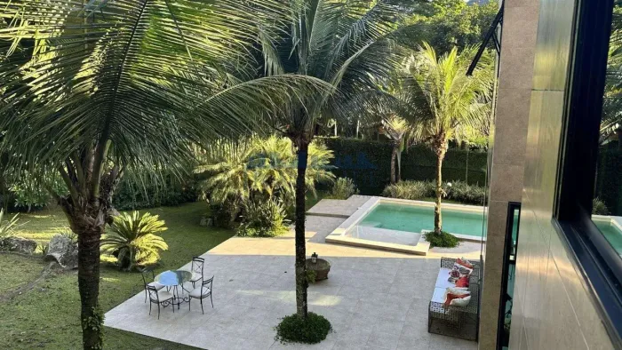 Mansão duplex com design moderno e contemporâneo, em terreno de 2200m² e 550m² de área con