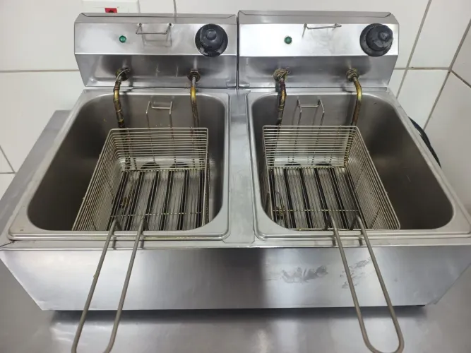 Fritadeira Elétrica Industrial Dupla Inox - 2 Cubas - 10L - 220v