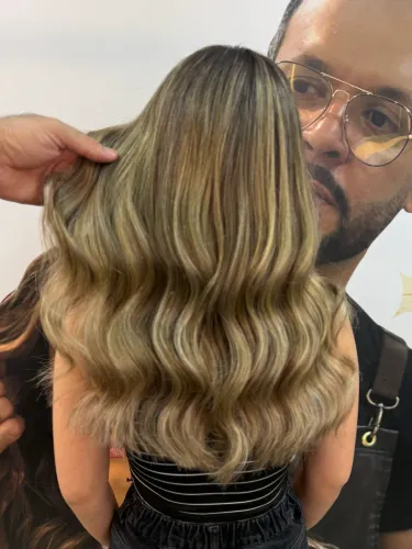 Salão de beleza Aguas Claras contrata auxiliar e manicure.