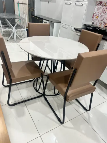 Mesa com 4 cadeiras 