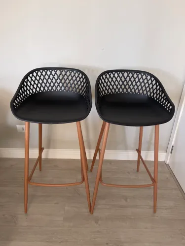 2 banquetas pretas com estrutura de madeira