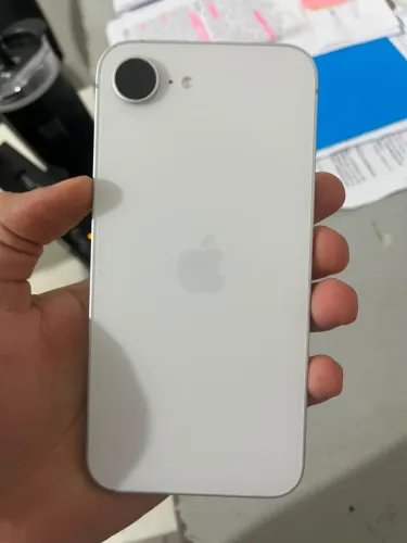 iPhone 16e 