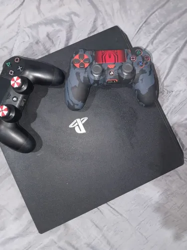 Vende-se ps4 semi novo, vai acompanhado de 2 jogos controles originais ,