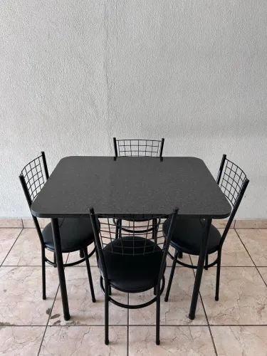 Mesa com 4 Cadeiras de Ferro NOVA