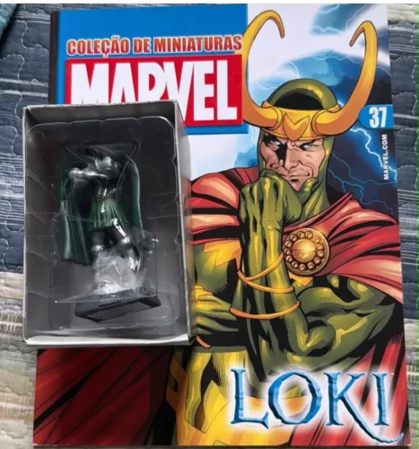 2 bonecos coleções MARVEL e DC, com revistas.