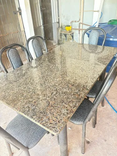 Mesa de mármore de seis cadeiras