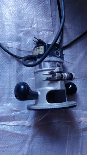 Tupia da marca Black & Decker, modelo Commercial Heavy Duty Router 7620-01.Potência: 1 HP