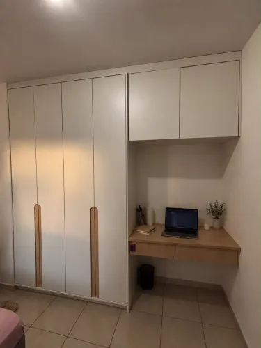 Guarda roupa e bancada para estudo MDF madeirado e branco planejado