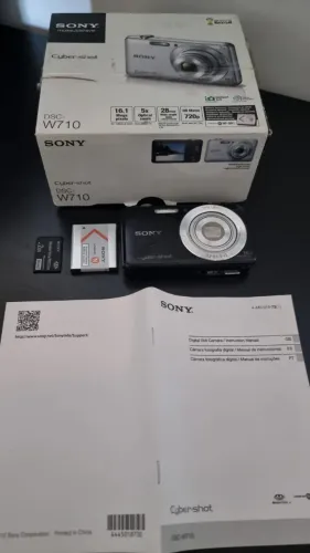 Sony Cyber-shot DSC-W710: Compacta, Poderosa e Pronta para o Bolso!