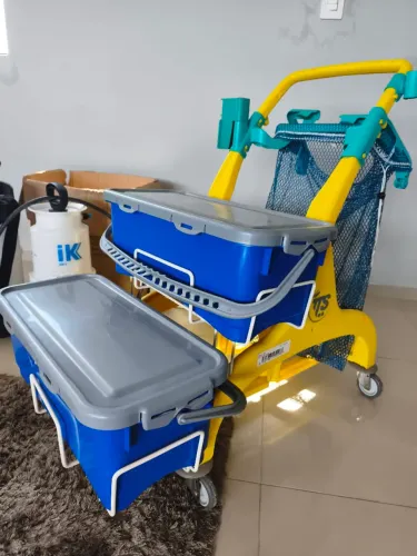 Carrinho de Limpeza