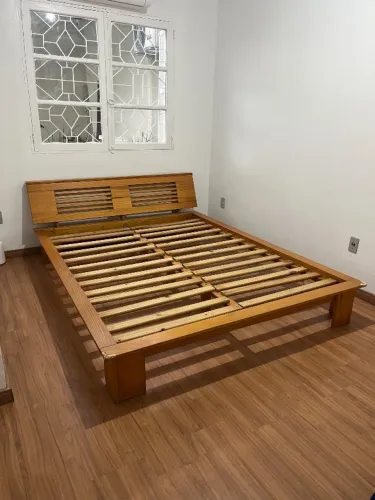 Cama Queen de Madeira Maciça com Cabeceira e Estrado de Ripas