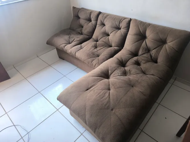 Sofá com chaise.