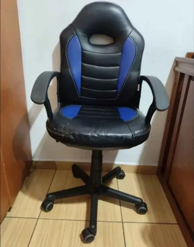 Cadeira gamer infantil giratória em couro sintético