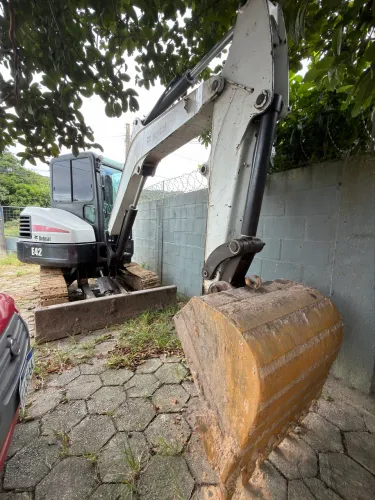 ESCAVADEIRA BOBCAT E42 CABINADA