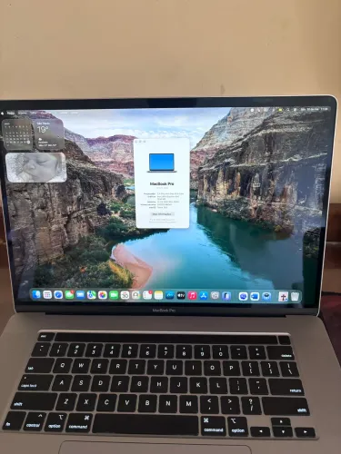 MacBook Pro 16" Intel i9 | 32GB RAM | 512GB SSD | Radeon 5500M 4GB + Brindes Anker/Tomtoc