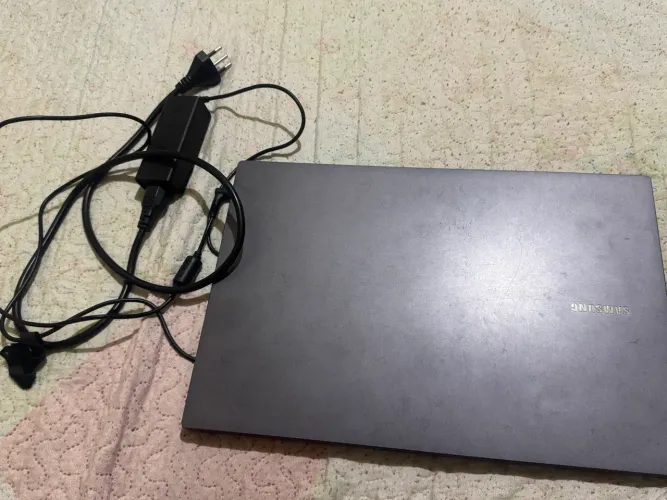 notebook da linha Samsung Book (ou Galaxy Book das gerações mais recentes).