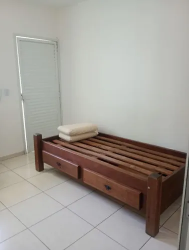Vendo Cama de Madeira