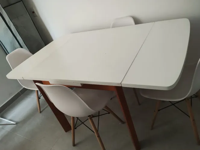 Mesa com quatro cadeiras